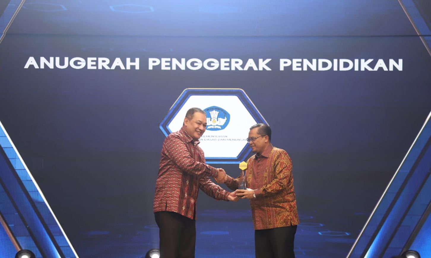 Kemendikdasmen Terima Anugerah Penggerak Pendidikan 2025