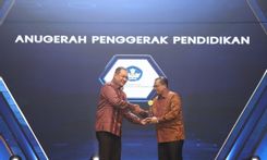 Kemendikdasmen Terima Anugerah Penggerak Pendidikan 2025